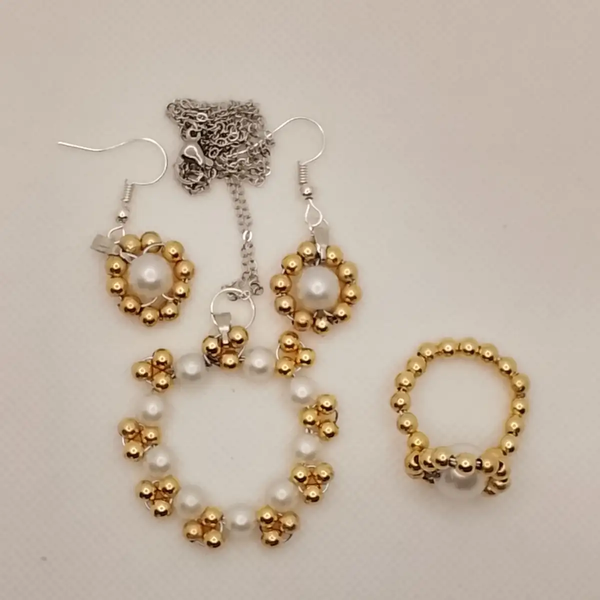 Bijoux "Élégance Blanche et Or"