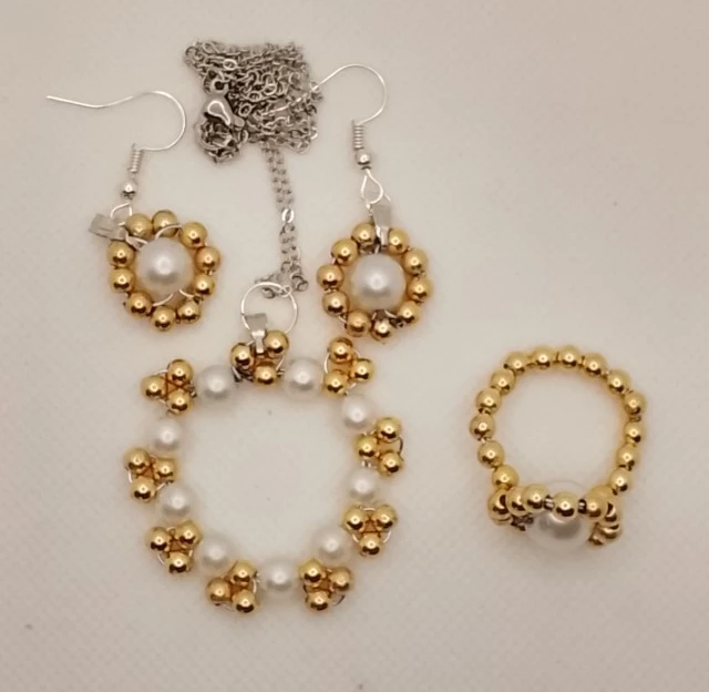 Bijoux "Élégance Blanche et Or"