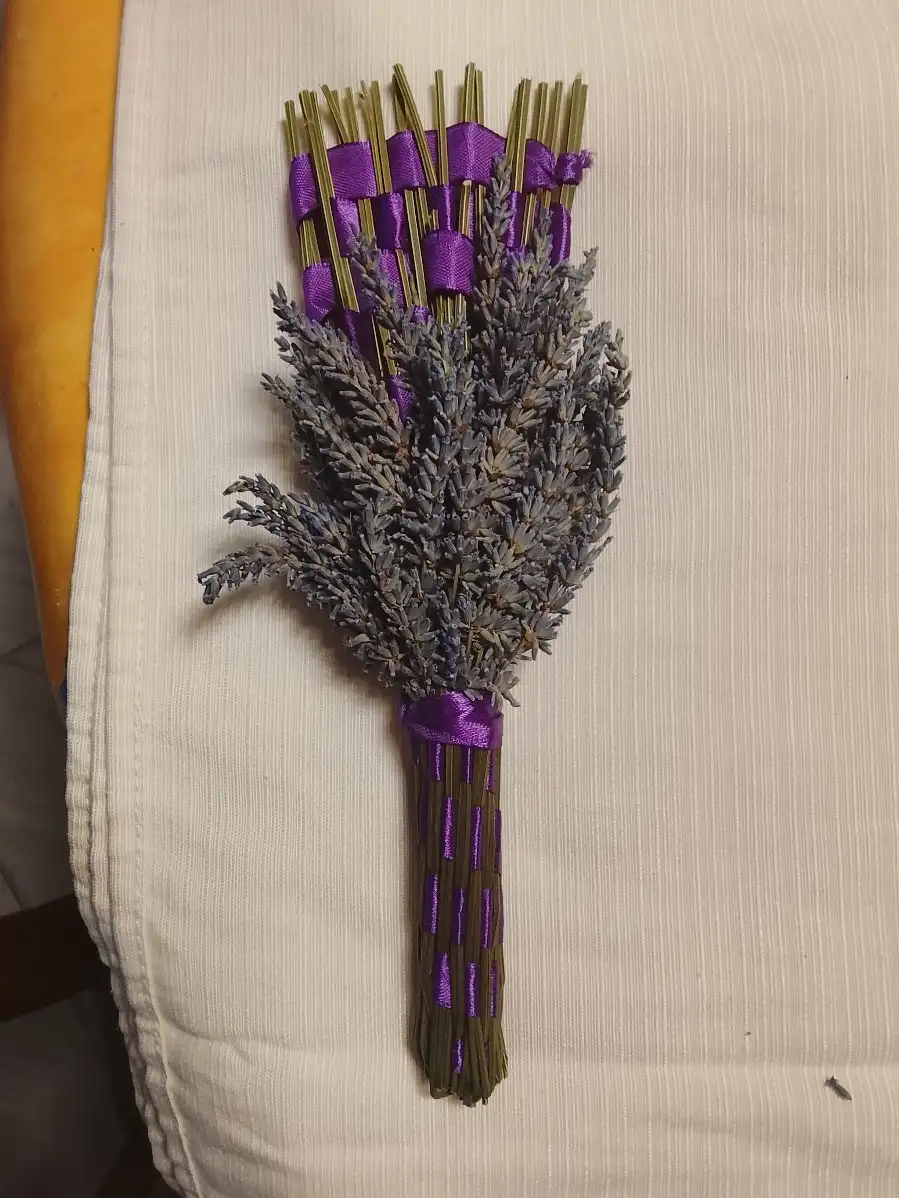 Fagot de lavande décoratif artisanal – Tissage à la main au ruban violet satiné
